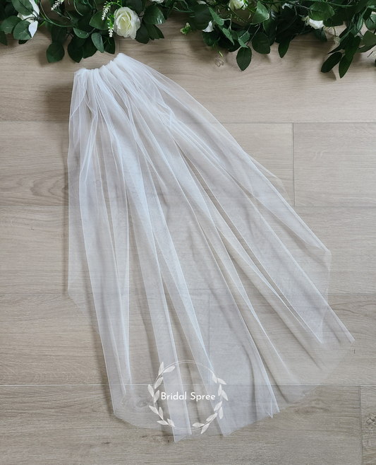 Single tier short waist veil with metal comb