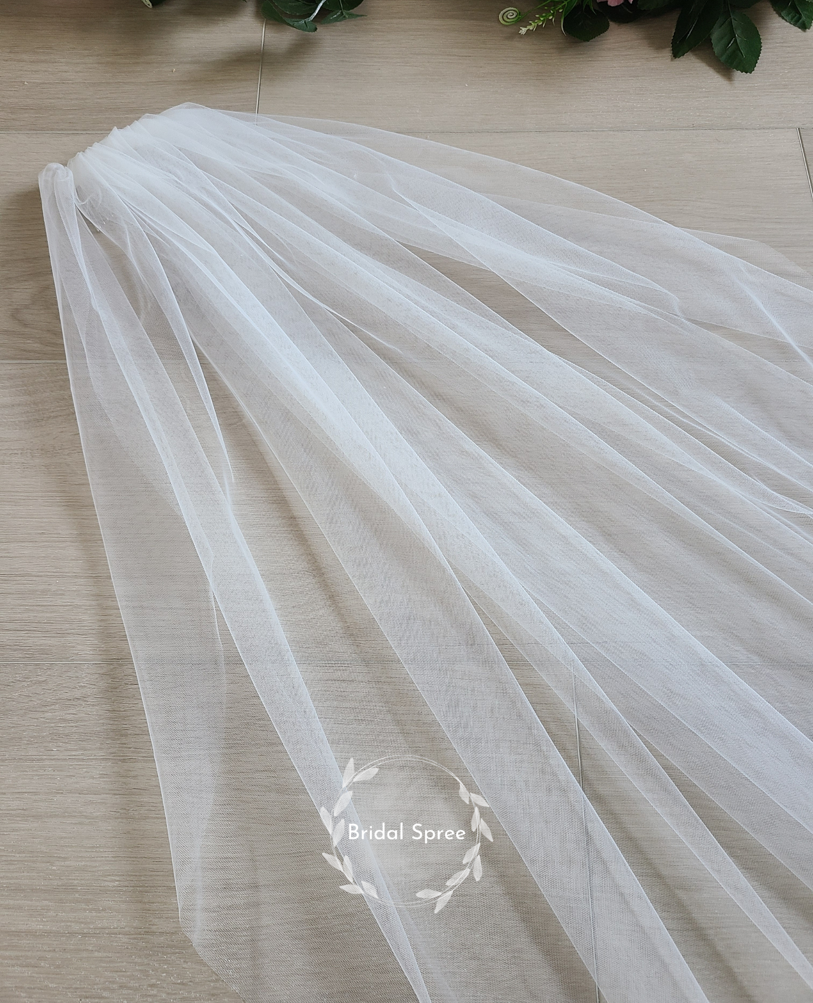 Single tier short waist veil with metal comb