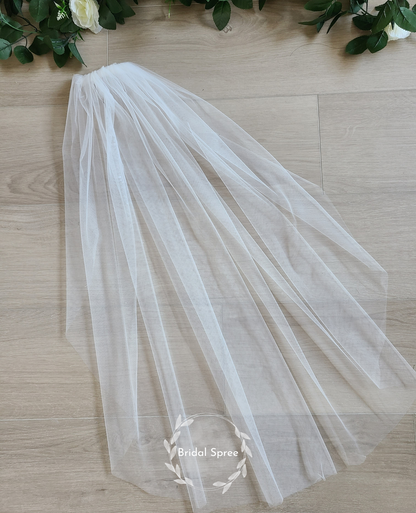 Single tier short waist veil with metal comb